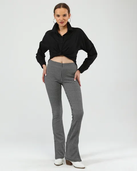 Un pantalon évasé à motif vichy