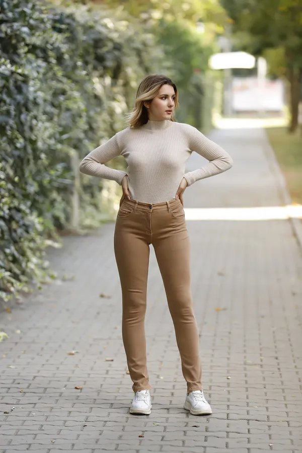 Un jean skinny taille haute